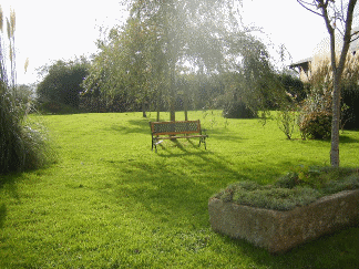 banc sur la pelouse de notre maidon d hotes